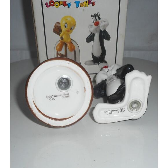Vintage Ceramic Tweety Bird Sylvester Salt Pepper Shaker Set 1993 Looney Tunes - Picture 6 of 9